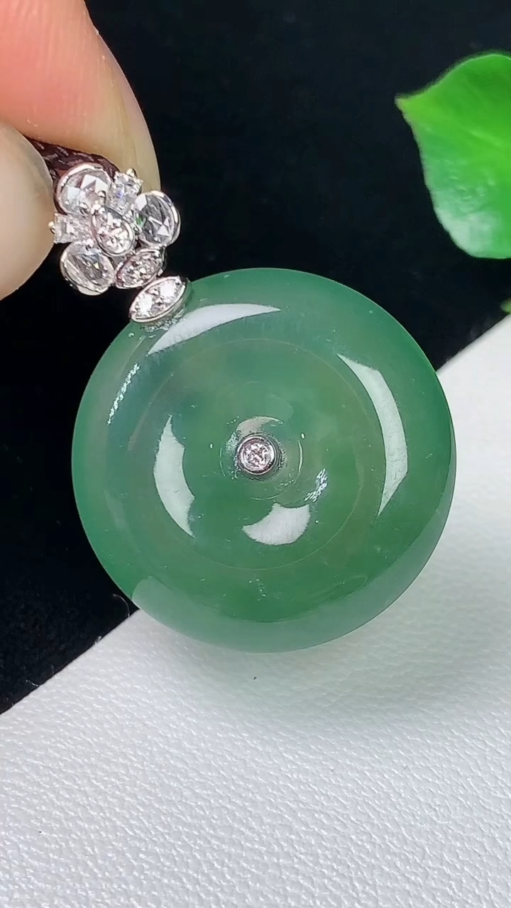 天然A货翡翠平安扣吊坠，尺寸20.4-4.8，重量:4.95g
8月4日