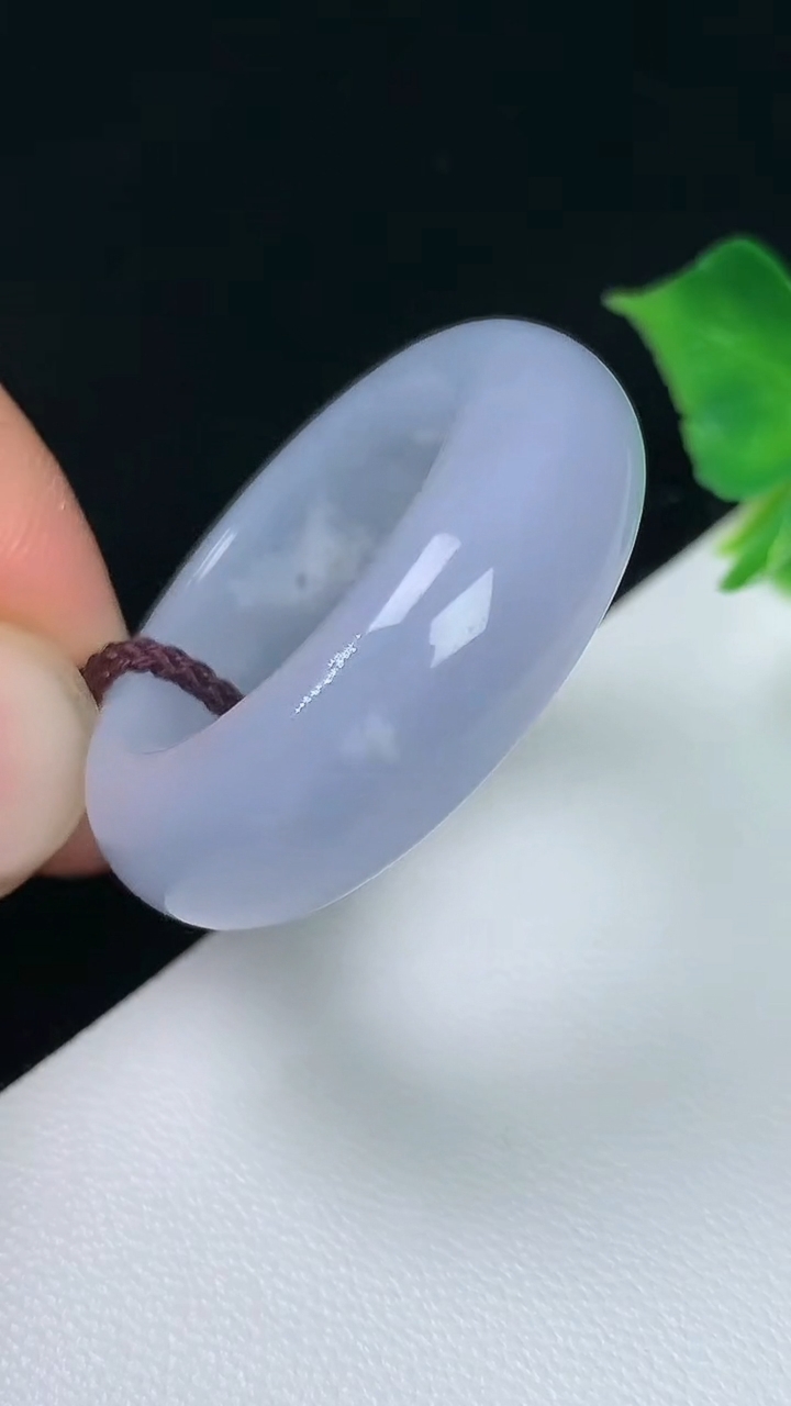 天然A货翡翠紫罗兰指环扳指，尺寸19.6-8.3-4.7，重量:8.73g2026年8月4日
工厂直销收藏佳品,种好水足，色泽均匀，有种有色，上手高大气！