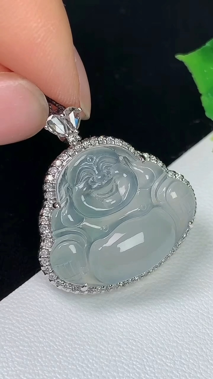 天然A货翡翠白冰佛公吊坠，尺寸26.3-23.9-9.2，裸石18.4-21.7，重量:3.97g
8月4日