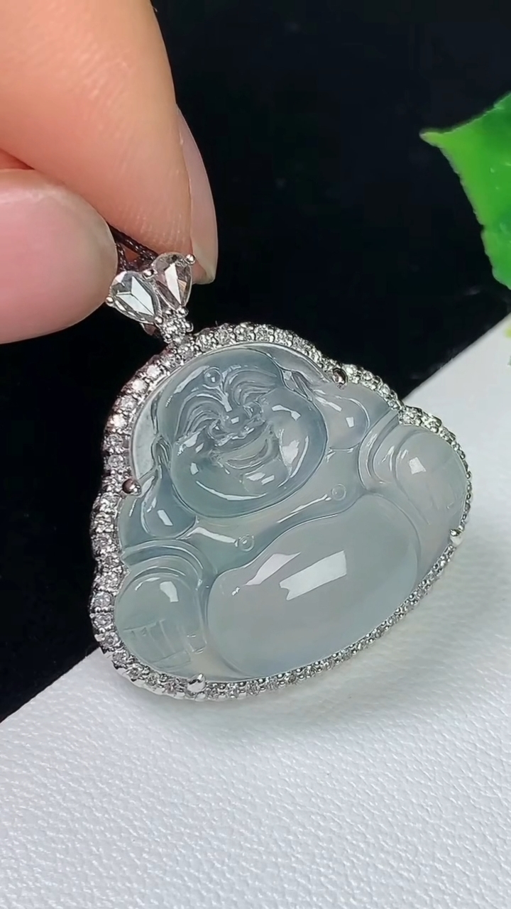 天然A货翡翠白冰佛公吊坠，尺寸26.3-23.9-9.2，裸石18.4-21.7，重量:3.97g
8月4日