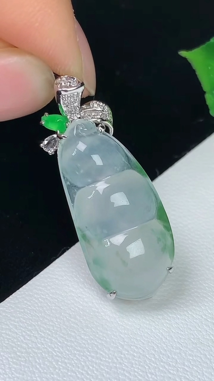 天然A货翡翠福豆吊坠，尺寸31-24.6-12-7.8，重量:4.00g
8月4日