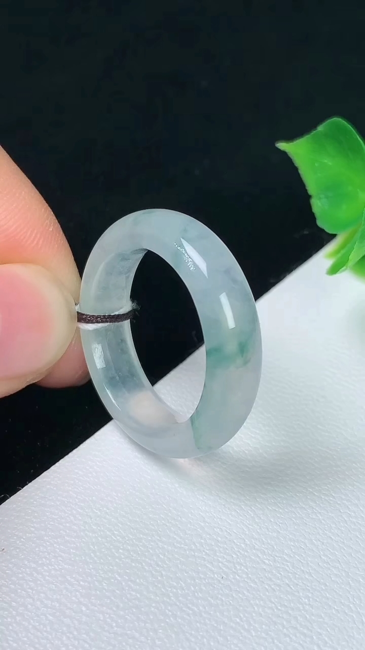 天然A货翡翠飘花指环戒指，尺寸17.4-5.6-3.7，重量:4.32g2026年8月4日
工厂直销