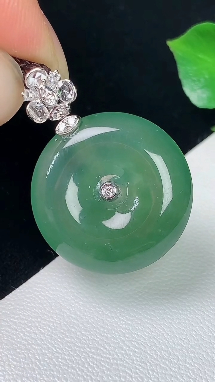 天然A货翡翠平安扣吊坠，尺寸20.4-4.8，重量:4.95g
8月4日