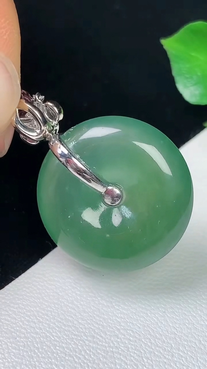 天然A货翡翠平安扣吊坠，尺寸20.4-4.8，重量:4.95g
8月4日