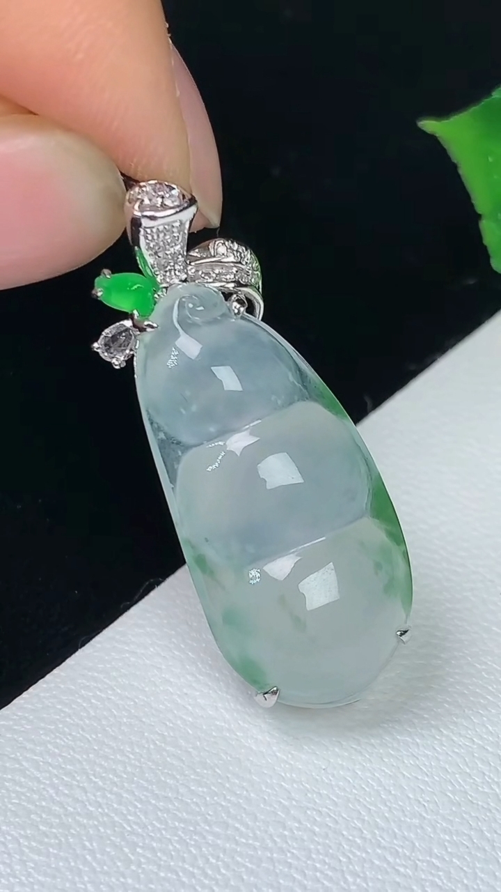 天然A货翡翠福豆吊坠，尺寸31-24.6-12-7.8，重量:4.00g
8月4日