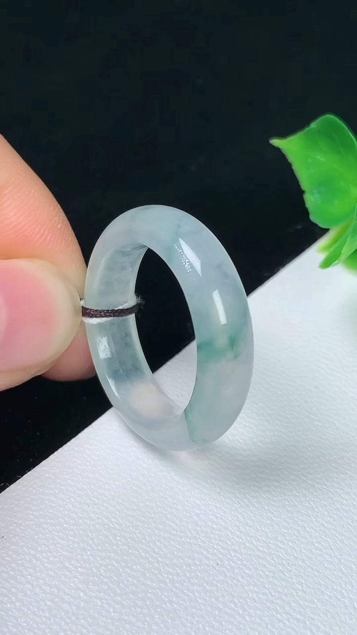 天然A货翡翠飘花指环戒指，尺寸17.4-5.6-3.7，重量:4.32g2026年8月4日
工厂直销
