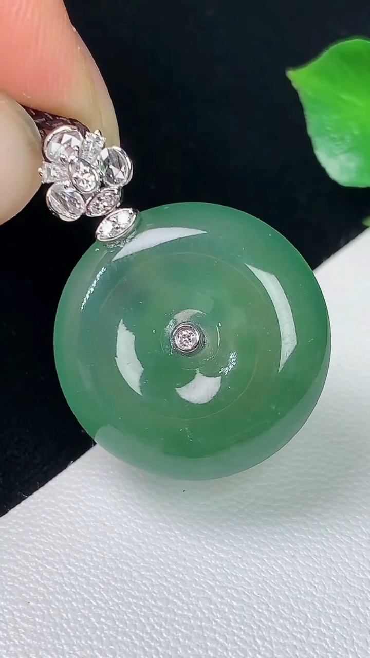 天然A货翡翠平安扣吊坠，尺寸20.4-4.8，重量:4.95g
8月4日