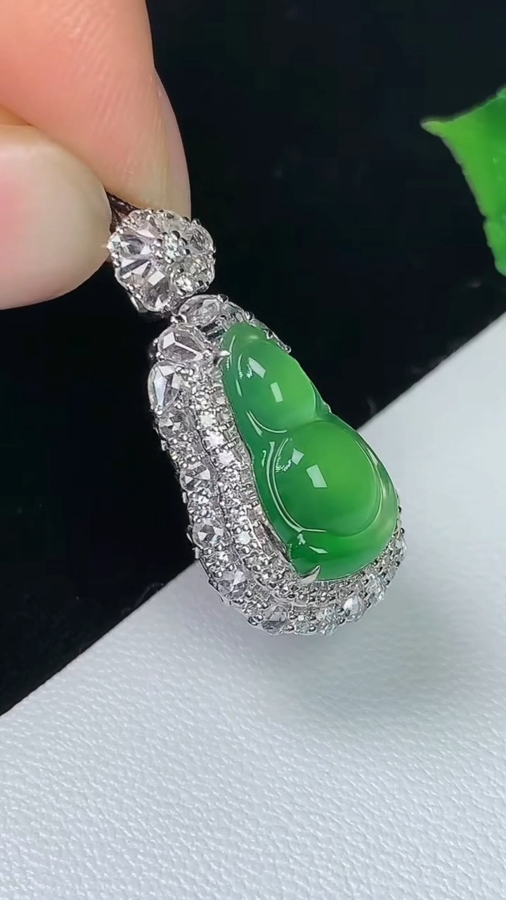 天然A货翡翠葫芦吊坠，尺寸25.2-12.2-10.2，裸石14.5-7.3，重量:3.59g
8月4日