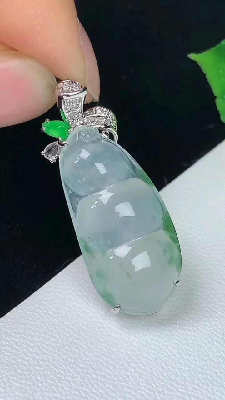 天然A货翡翠福豆吊坠，尺寸31-24.6-12-7.8，重量:4.00g
8月4日