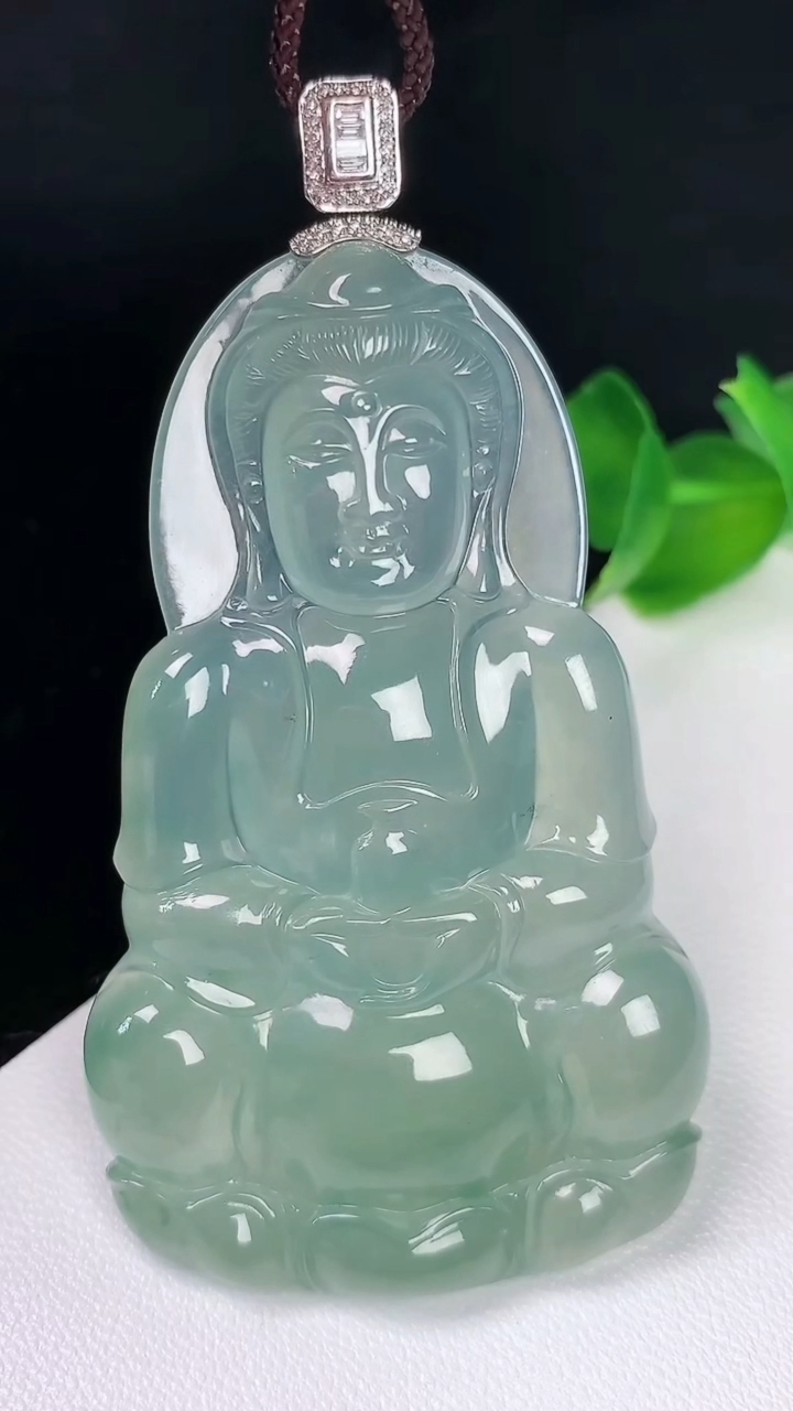 天然A货翡翠观音菩萨吊坠，尺寸57-34.8-5.7，重量:20.36g
8月4日
