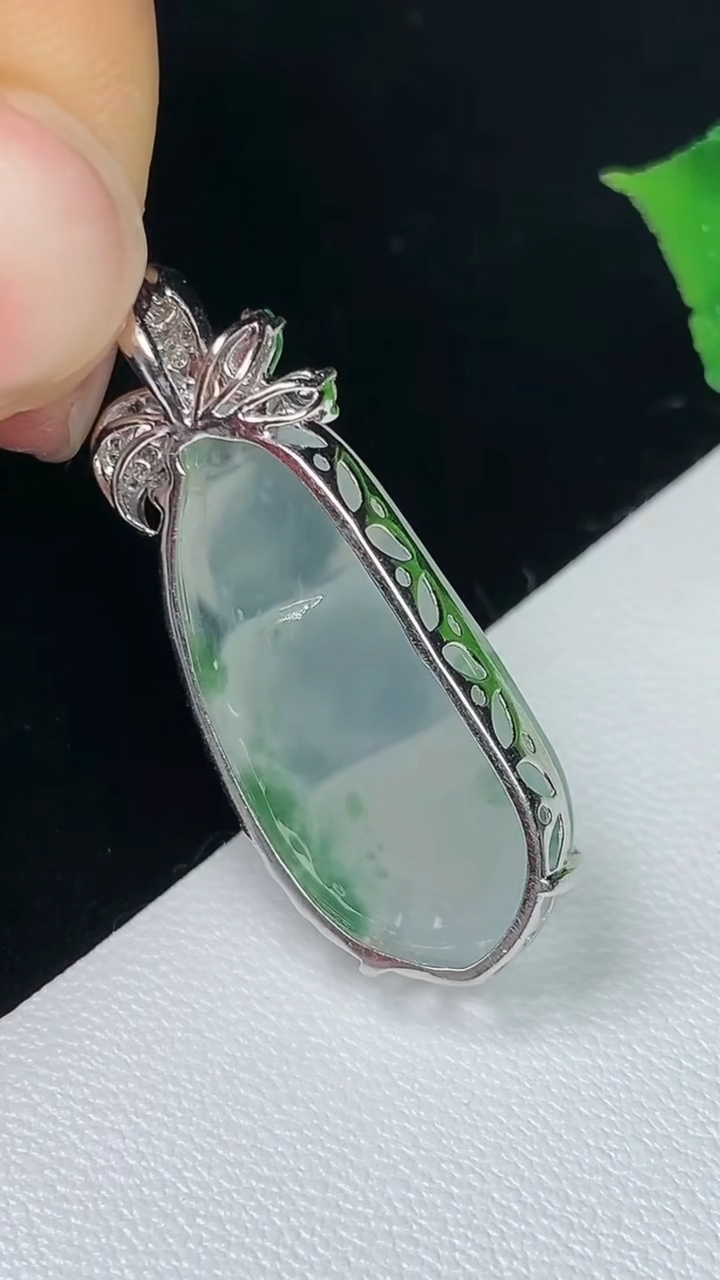 天然A货翡翠福豆吊坠，尺寸31-24.6-12-7.8，重量:4.00g
8月4日