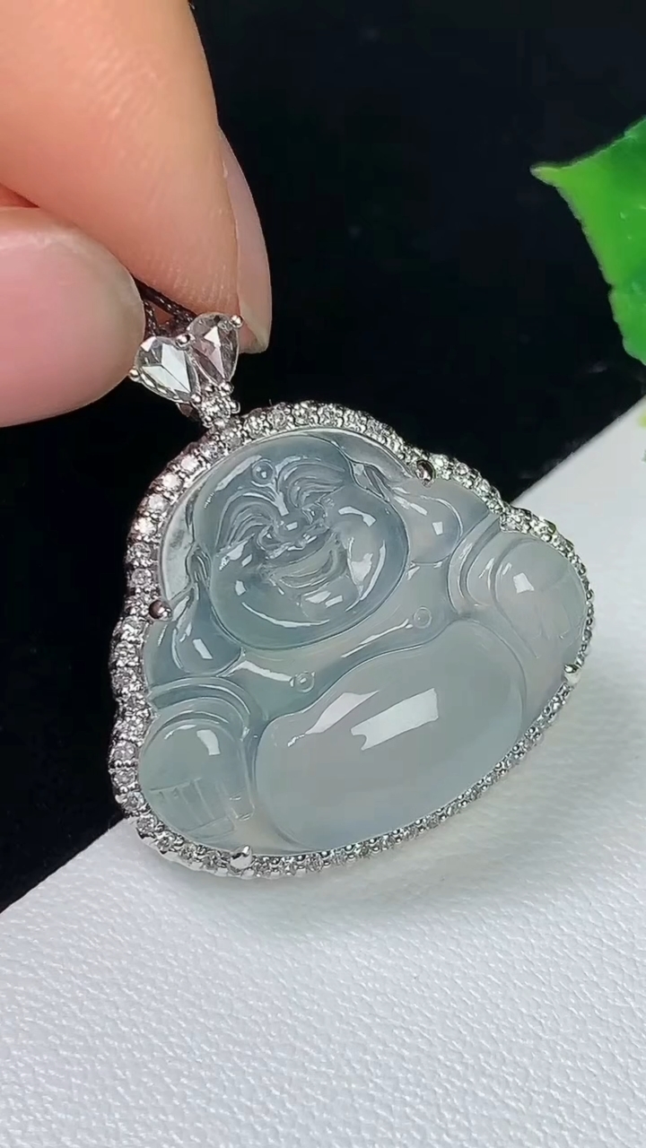 天然A货翡翠白冰佛公吊坠，尺寸26.3-23.9-9.2，裸石18.4-21.7，重量:3.97g
