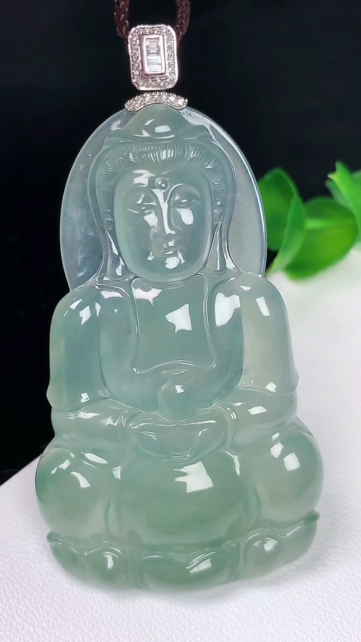 天然A货翡翠观音菩萨吊坠，尺寸57-34.8-5.7，重量:20.36g
8月4日