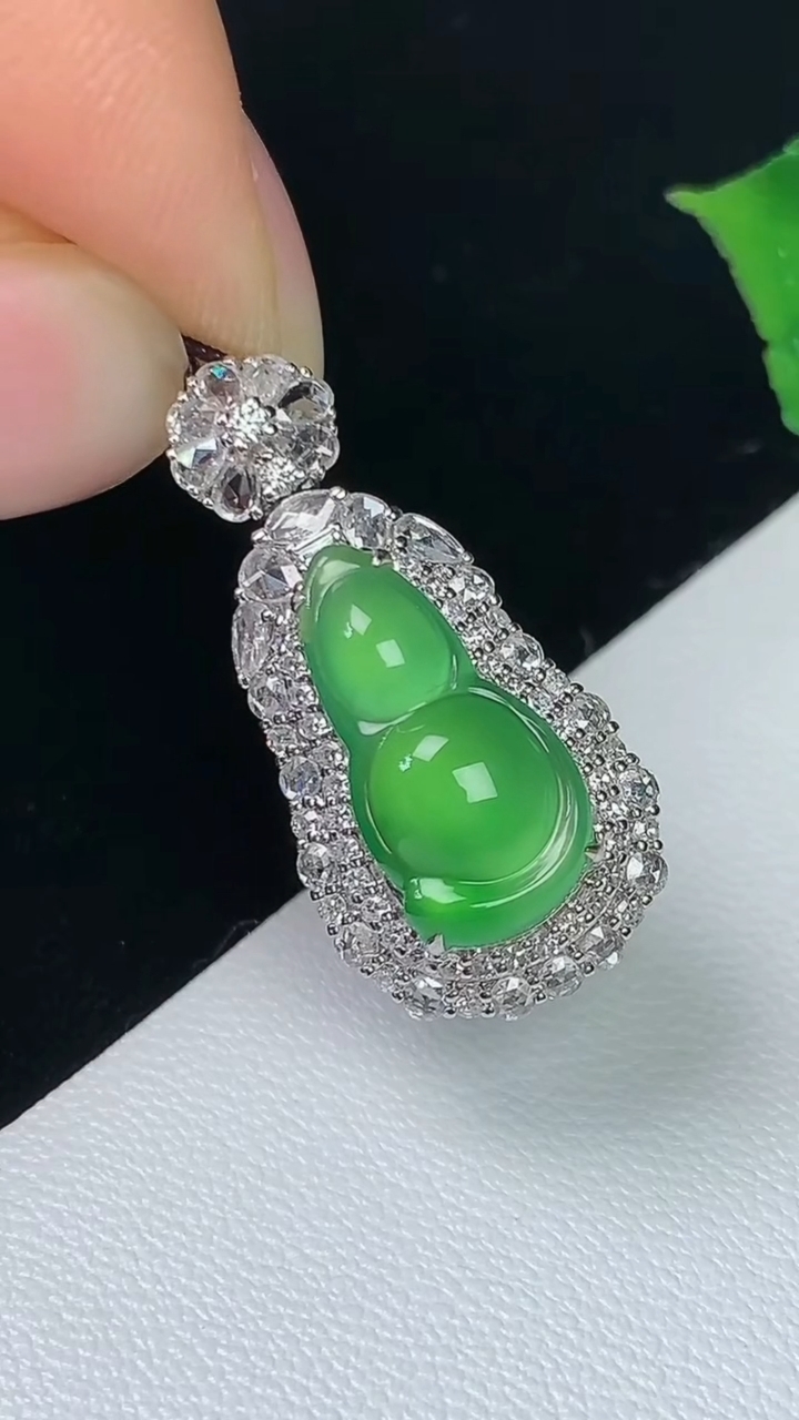 天然A货翡翠葫芦吊坠，尺寸25.2-12.2-10.2，裸石14.5-7.3，重量:3.59g
8月4日