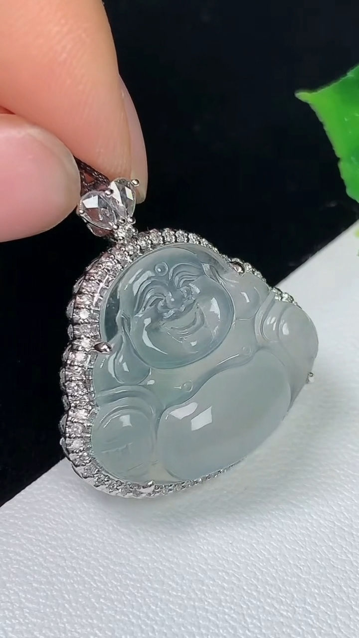 天然A货翡翠白冰佛公吊坠，尺寸26.3-23.9-9.2，裸石18.4-21.7，重量:3.97g
8月4日