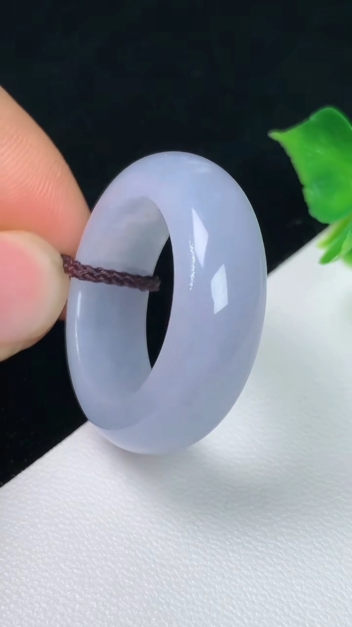 天然A货翡翠紫罗兰指环扳指，尺寸19.6-8.3-4.7，重量:8.73g2026年8月4日
工厂直销收藏佳品,种好水足，色泽均匀，有种有色，上手高大气！