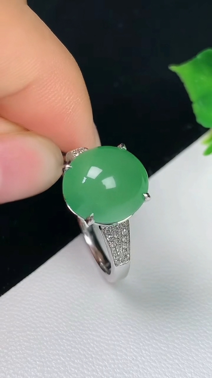 天然A货翡翠蛋面戒指，尺寸17.5-11-10，重量:4.14g2026年8月5日
工厂直销收藏佳品,种好水足，色泽均匀，有种有色，上手高大气！