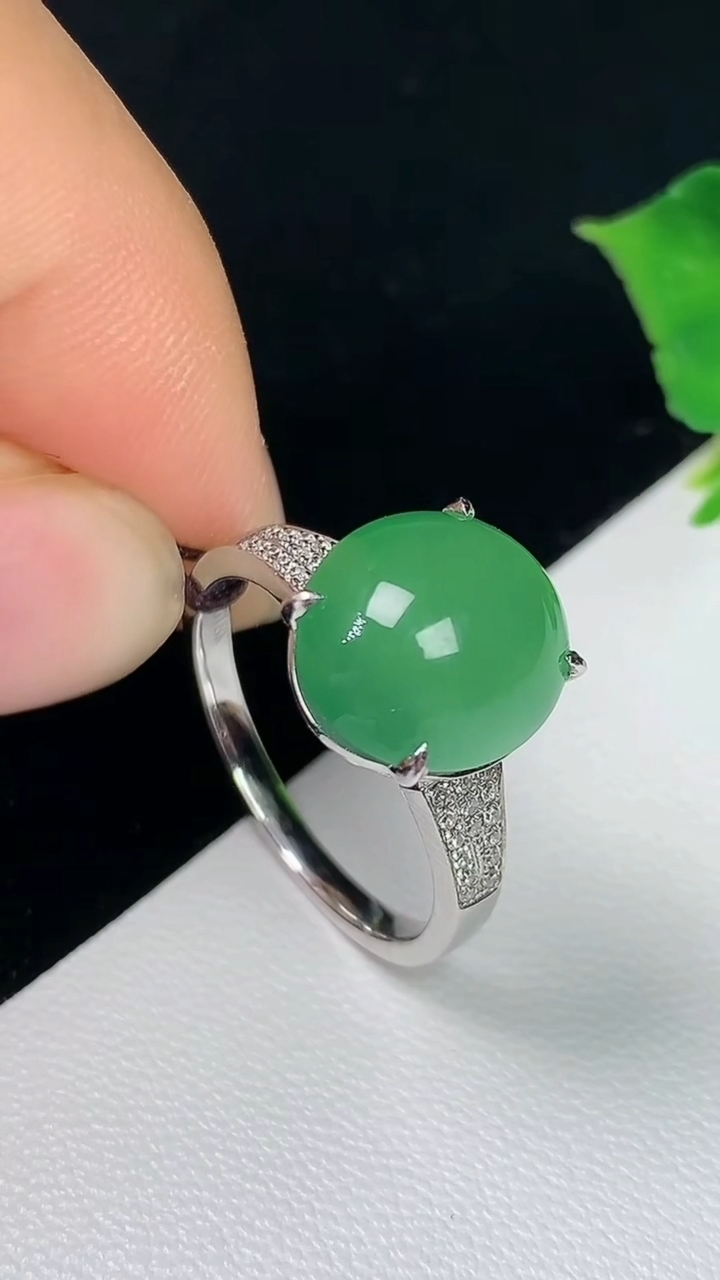 天然A货翡翠蛋面戒指，尺寸17.5-11-10，重量:4.14g2026年8月5日
工厂直销收藏佳品