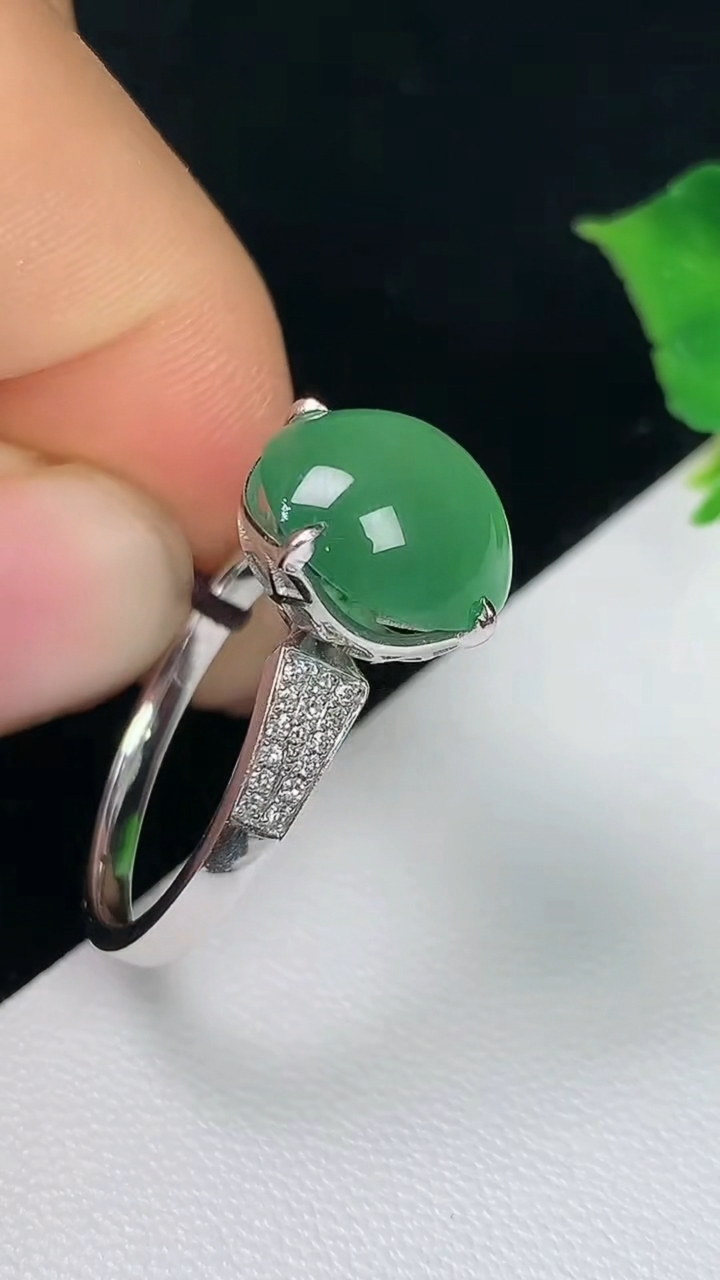 天然A货翡翠蛋面戒指，尺寸17.5-11-10，重量:4.14g2026年8月5日
工厂直销收藏佳品,种好水足，色泽均匀，有种有色，上手高大气！