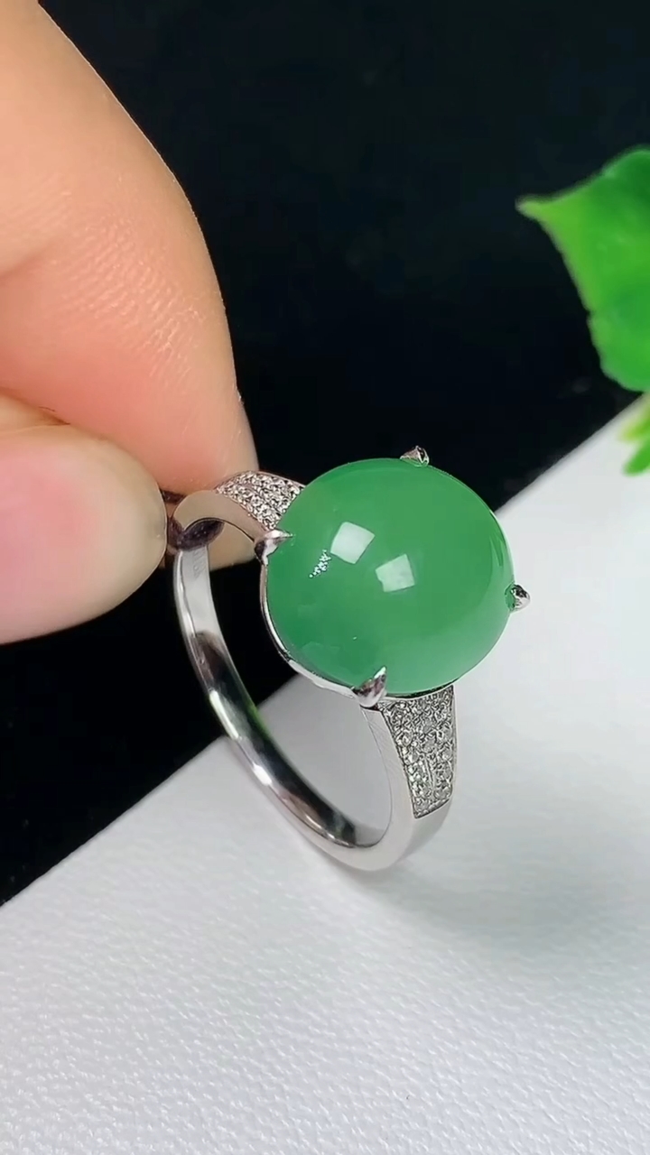 天然A货翡翠蛋面戒指，尺寸17.5-11-10，重量:4.14g2026年8月5日
工厂直销收藏佳品