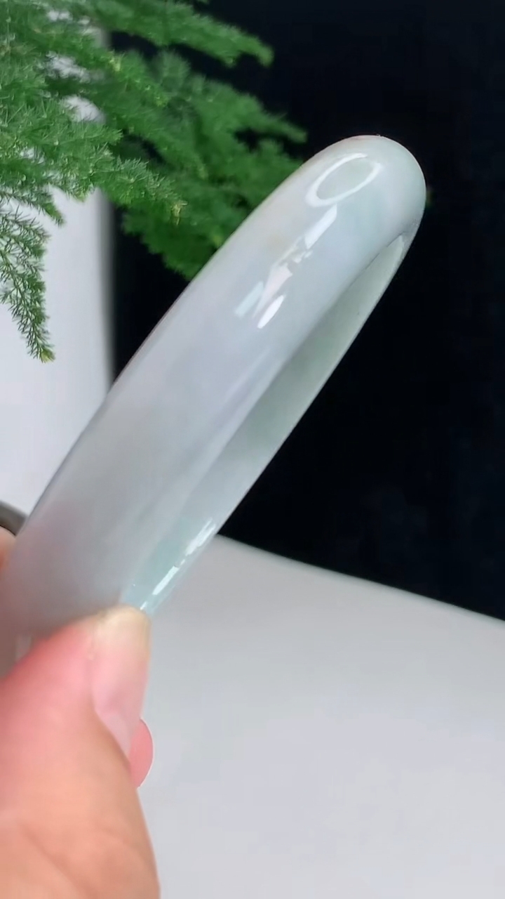 圈口60-61翡翠a货飘花宽边大圈口手镯尺寸60.7-12-8.2 重:60.24g  h7708月5日