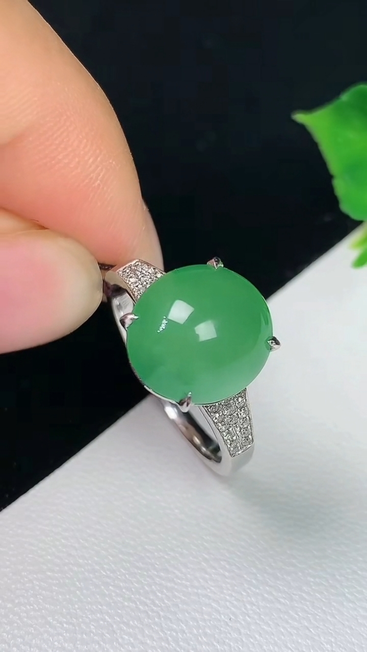 天然A货翡翠蛋面戒指，尺寸17.5-11-10，重量:4.14g2026年8月5日
工厂直销收藏佳品,种好水足，色泽均匀，有种有色，上手高大气！