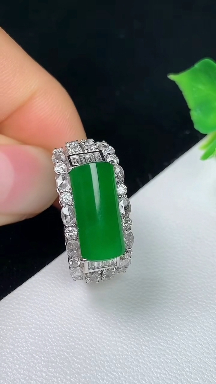 天然A货翡翠马鞍戒指，尺寸17.2-13.4-6，重量:5.54g2026年8月5日
工厂直销收藏佳品,种好水足，色泽均匀，有种有色，上手高大气！