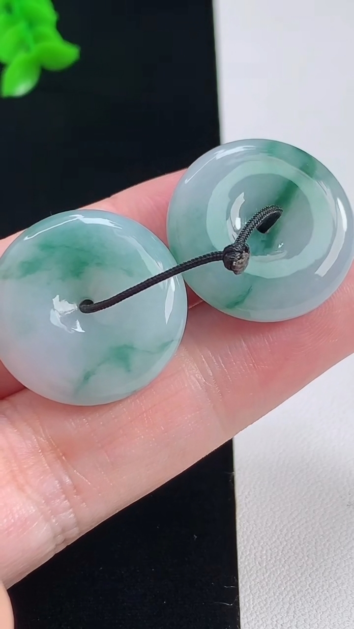 天然A货翡翠飘花平安扣吊坠一对，尺寸23.3-5.8 重量:13.39g
8月6日