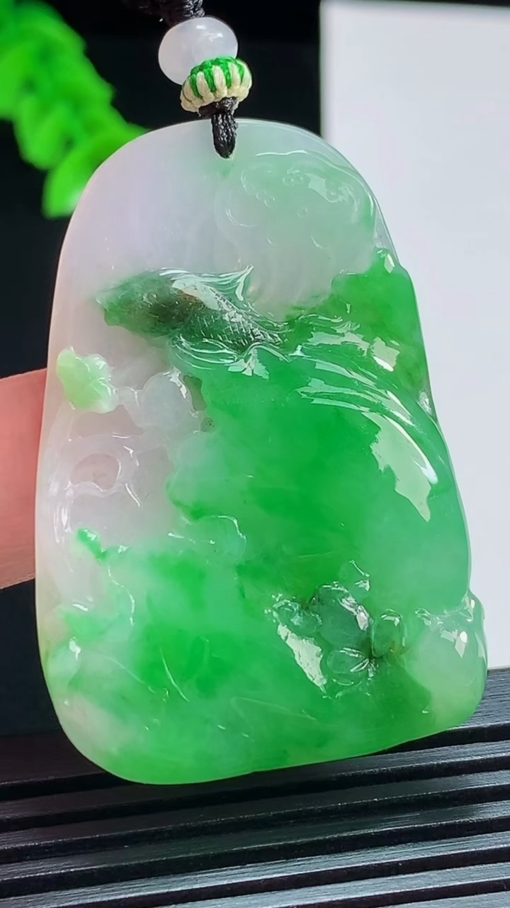 天然A货翡翠和和美美 荷叶鱼吊坠，尺寸46.6-31-5.2 重量:18.51g
8月6日