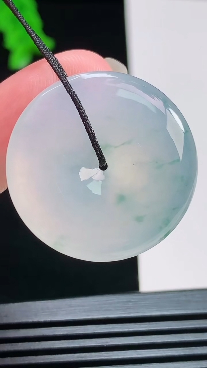 天然A货翡翠种飘花平安扣吊坠，尺寸28.6-5.8 重量:10.00g
8月6日
