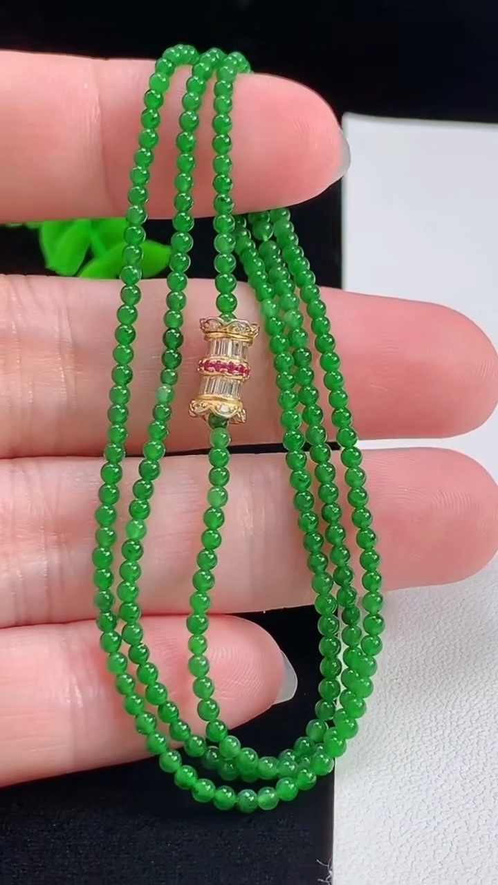天然A货翡翠小米圆珠项链，尺寸2-246颗 重量:5.69g8月6日
工厂直销收藏佳品,种好水足，色泽均匀，有种有色，上手高大气！
