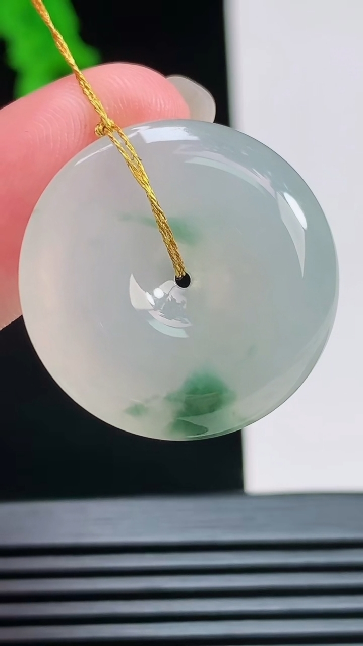 天然A货翡翠飘花平安扣吊坠，尺寸24.6-5.5 重量:7.00g
8月6日