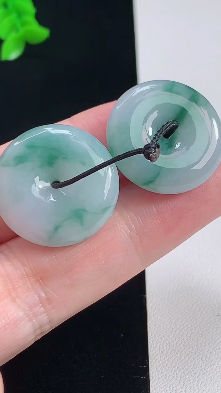天然A货翡翠飘花平安扣吊坠一对，尺寸23.3-5.8 重量:13.39g
8月6日