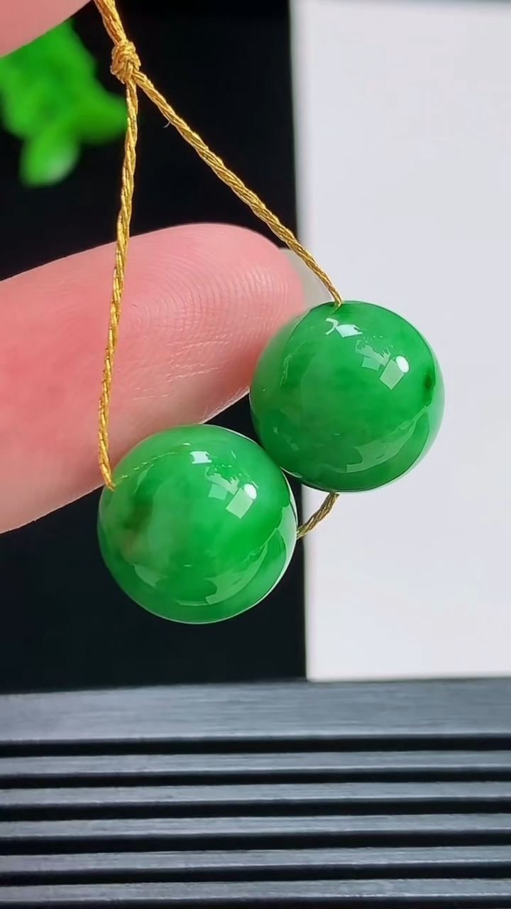 天然A货翡翠圆珠吊坠一对，尺寸12 重量:6.19g
8月6日