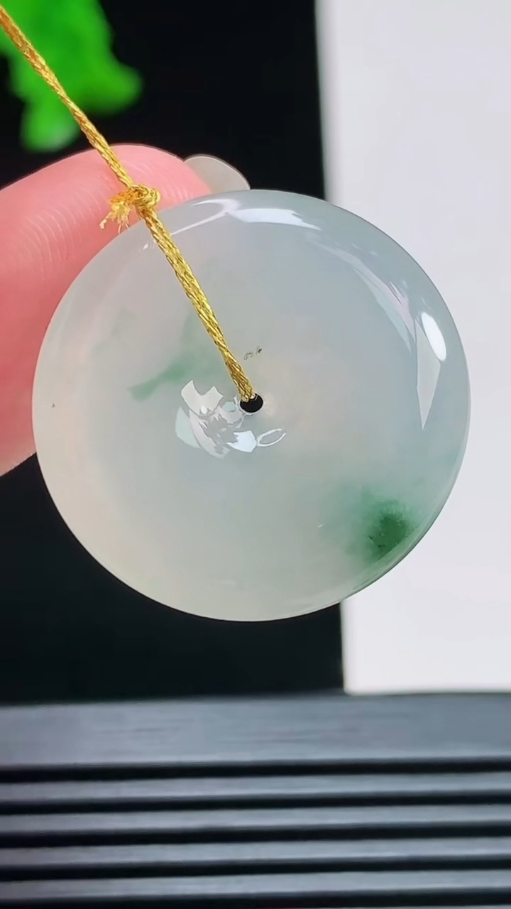 天然A货翡翠飘花平安扣吊坠，尺寸24.6-5.5 重量:7.00g
8月6日