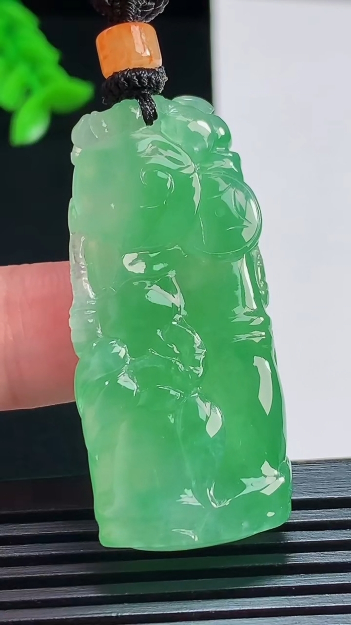 天然A货翡翠节节高升 竹节吊坠，尺寸45-20-9.8 重量:20.19g
8月6日