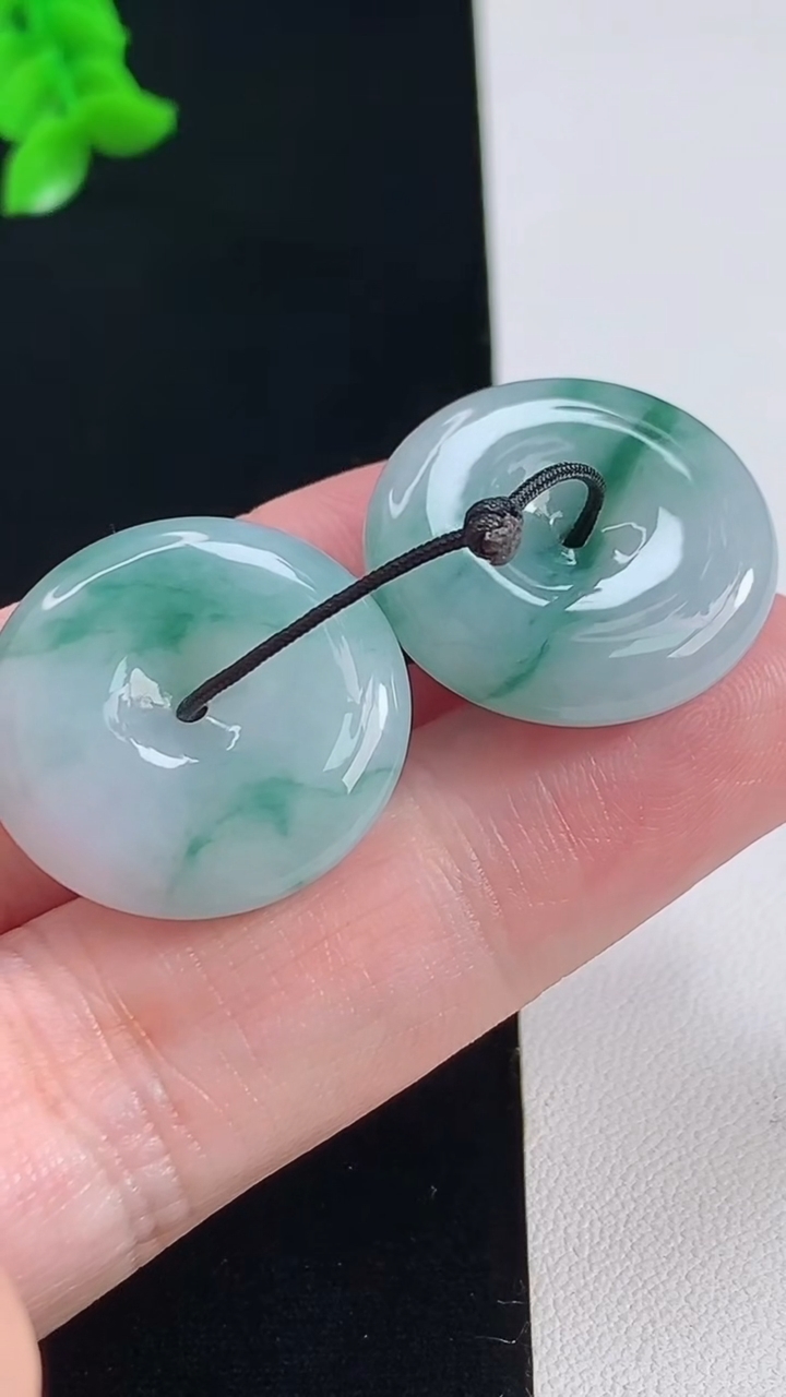 天然A货翡翠飘花平安扣吊坠一对，尺寸23.3-5.8 重量:13.39g
8月6日