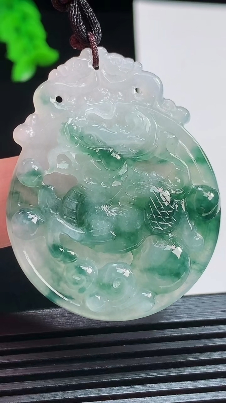 天然A货翡翠飘花麒麟吊坠，尺寸46-36.6-5.8 重量:16.49g
8月6日