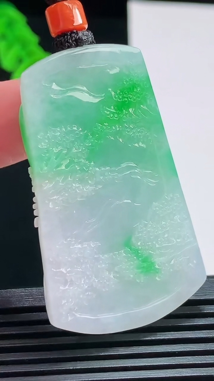 天然A货翡翠山水牌吊坠，尺寸45.6-28-10 重量:30.07g
8月6日