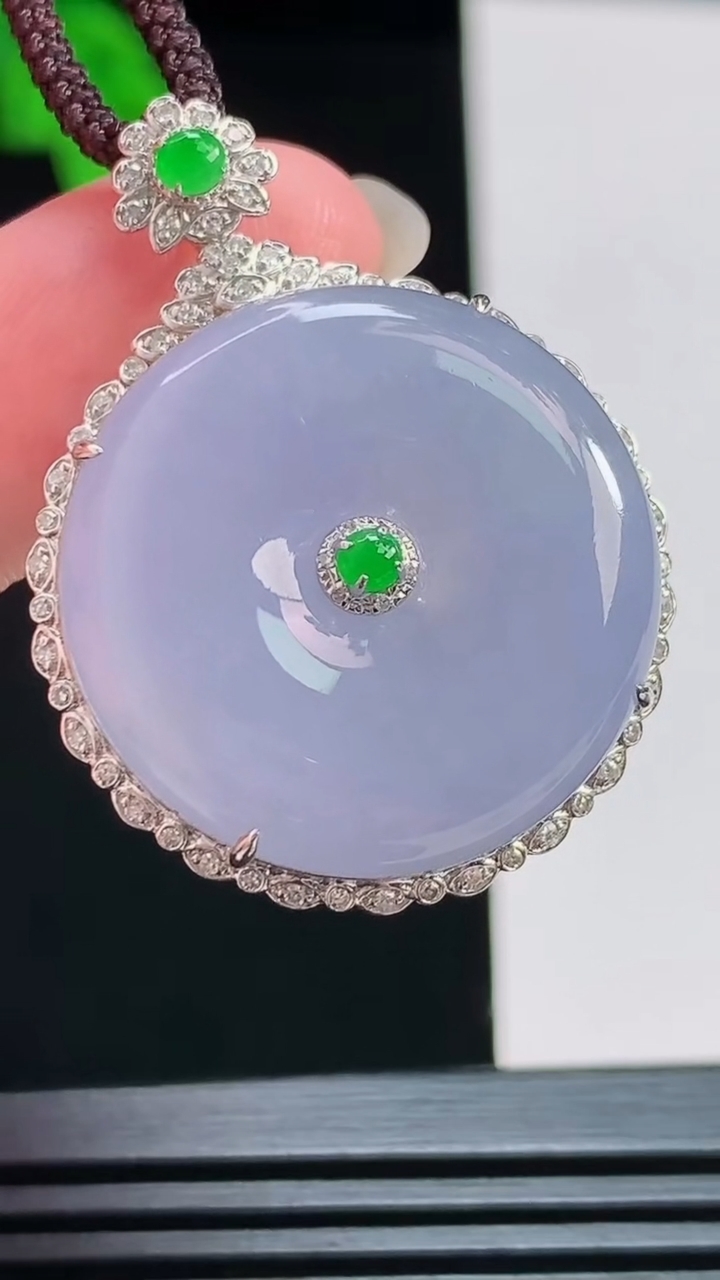 天然A货翡翠18k金紫罗兰平安扣吊坠，尺寸37-28-9.5，裸石25 重量:10.78g
8月6日