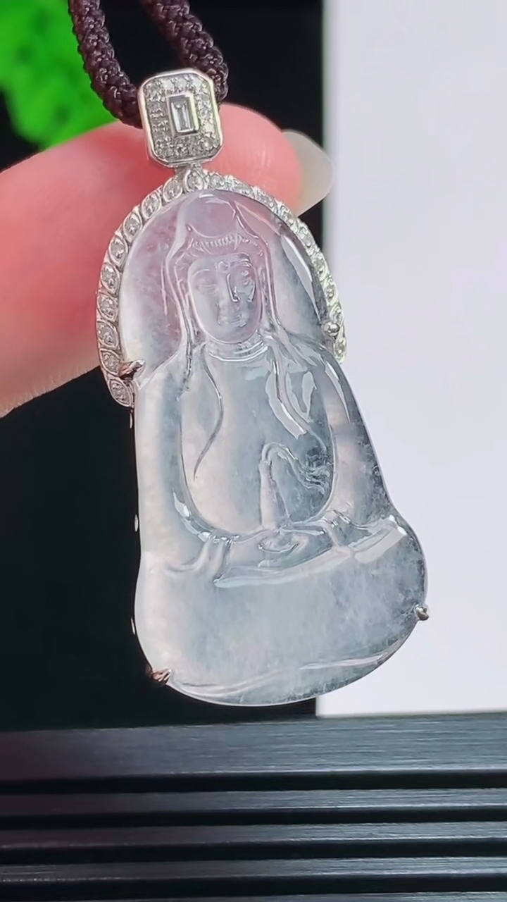天然A货翡翠种飘花素衣观音吊坠，尺寸40-18.6-6.8，裸石32-18.5 重量:4.90g
8月6日