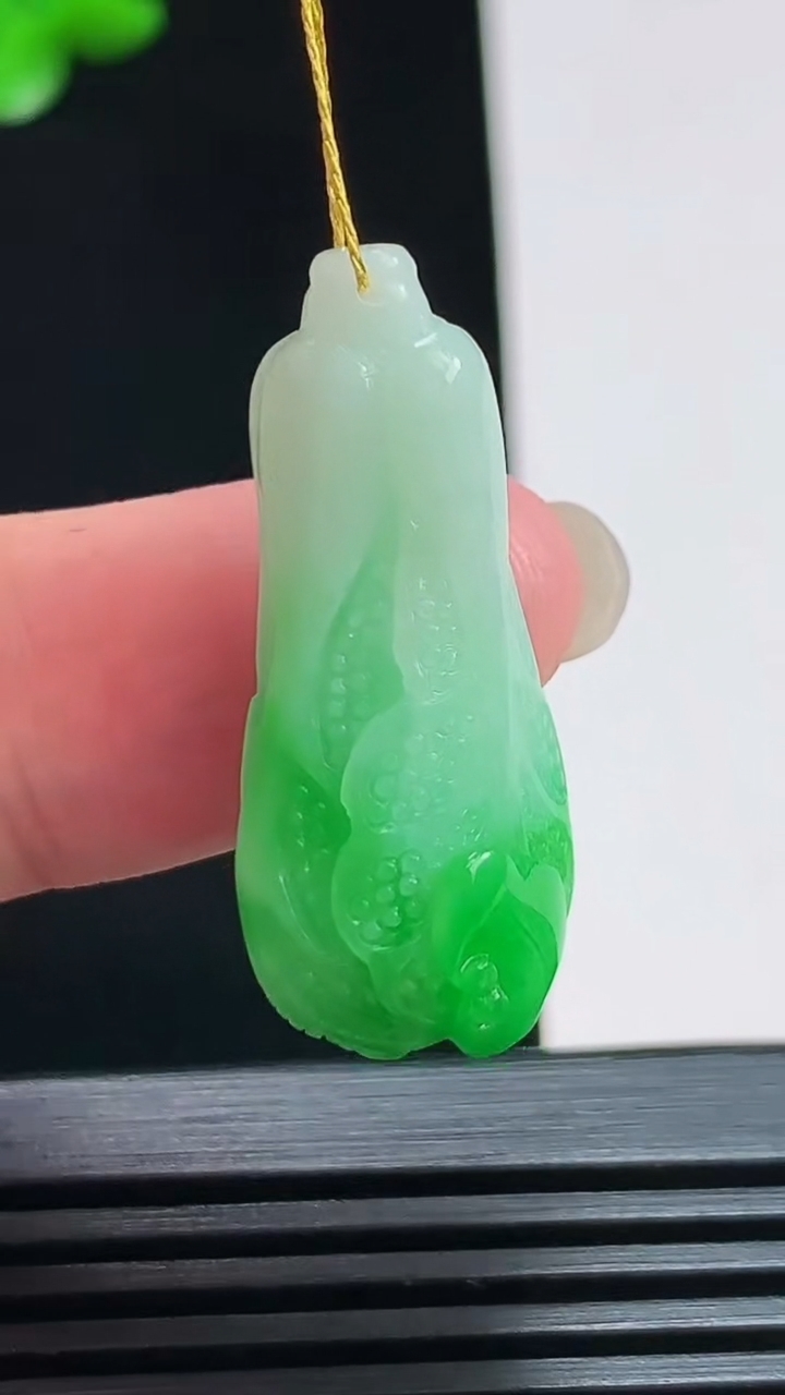天然A货翡翠白菜吊坠，尺寸31-14.5-10 重量:6.23g
8月6日