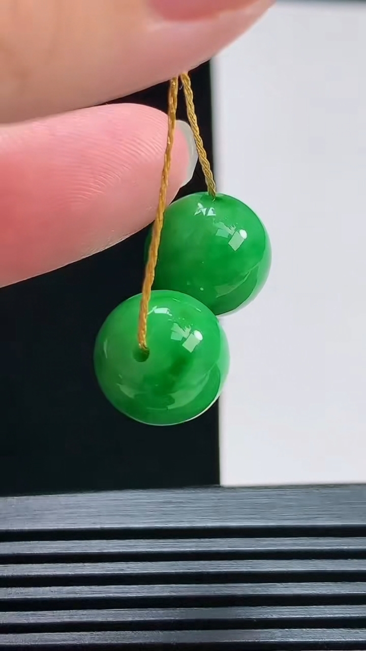 天然A货翡翠圆珠吊坠一对，尺寸12 重量:6.19g
8月6日