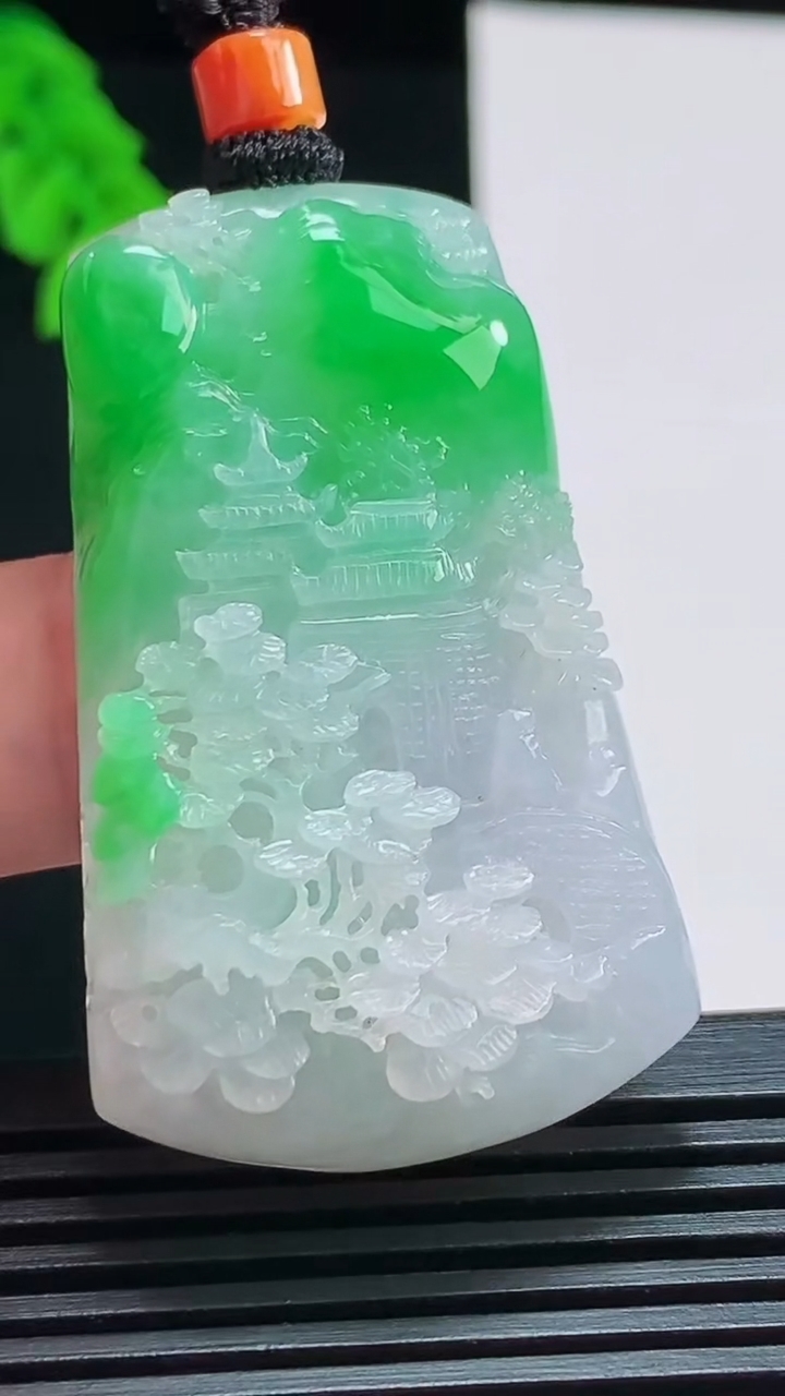 天然A货翡翠山水牌吊坠，尺寸45.6-28-10 重量:30.07g
8月6日