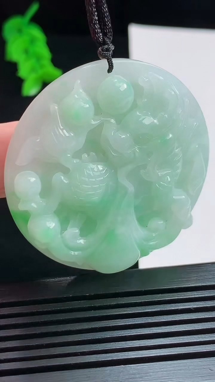 天然A货翡翠麒麟吊坠，尺寸46-7.6 重量:31.47g
8月6日