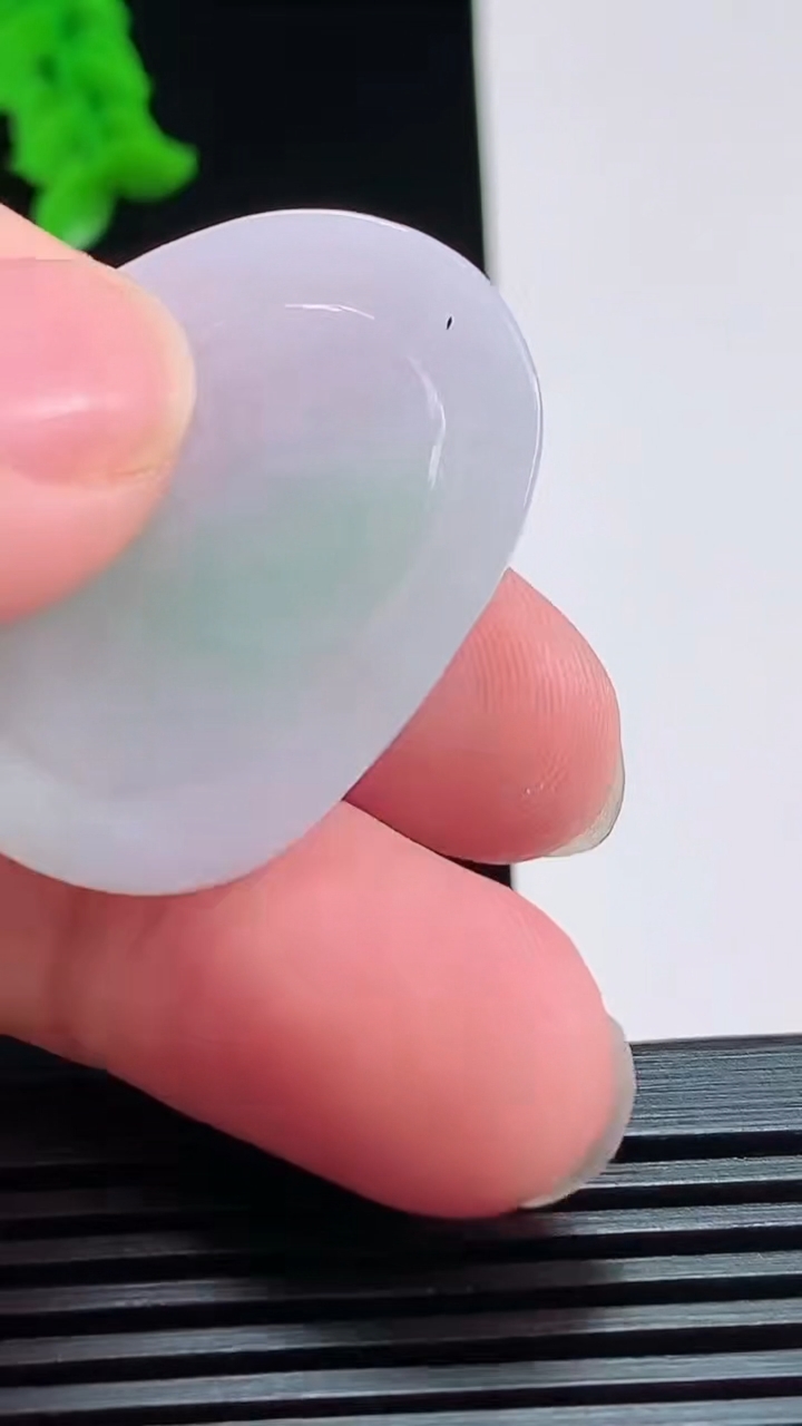 天然A货翡翠不动明王吊坠，尺寸36.2-28-5.5 重量:11.15g
8月6日