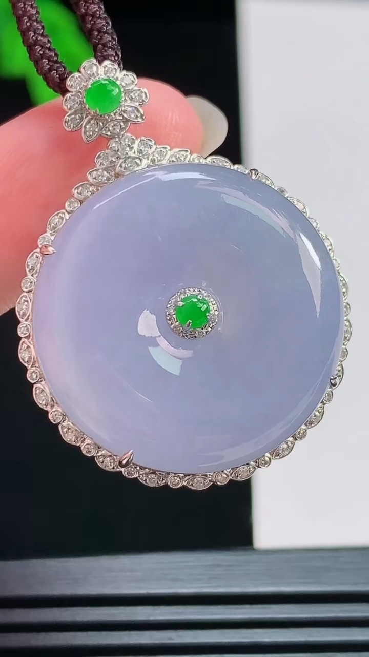天然A货翡翠18k金紫罗兰平安扣吊坠，尺寸37-28-9.5，裸石25 重量:10.78g
8月6日