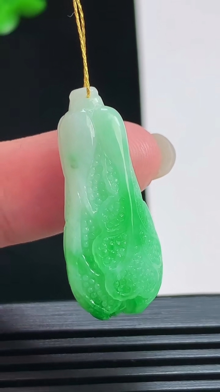 天然A货翡翠白菜吊坠，尺寸31-14.5-10 重量:6.23g
8月6日