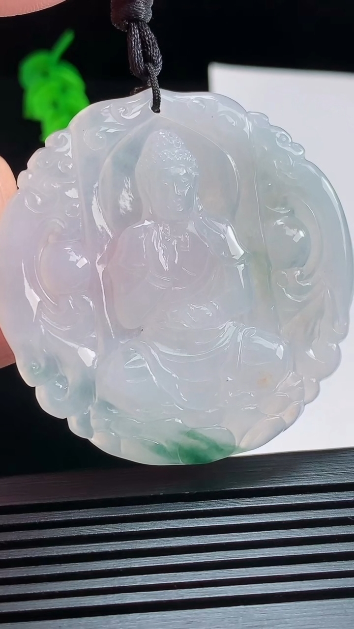 天然A货翡翠飘花阿弥陀佛吊坠，尺寸52-50-5 重量:24.08g
8月6日
