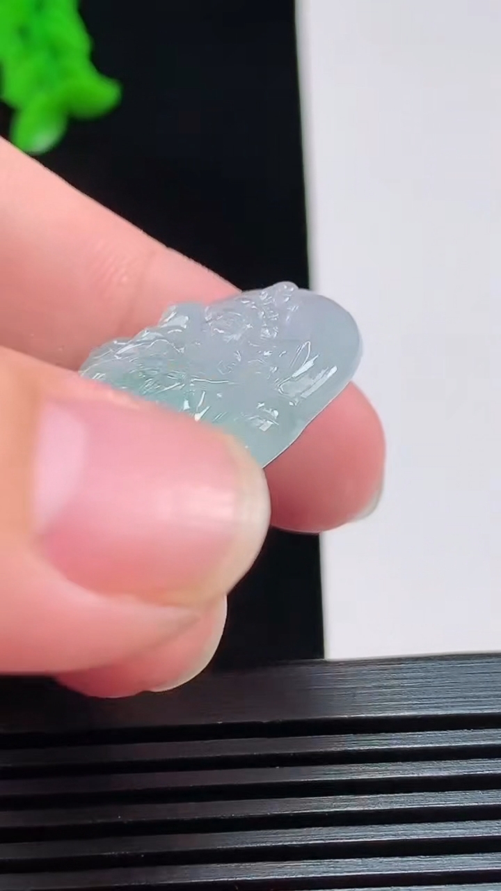 天然A货翡翠飘花虚空藏菩萨吊坠，尺寸38-24.5-5.8 重量:10.34g
8月6日